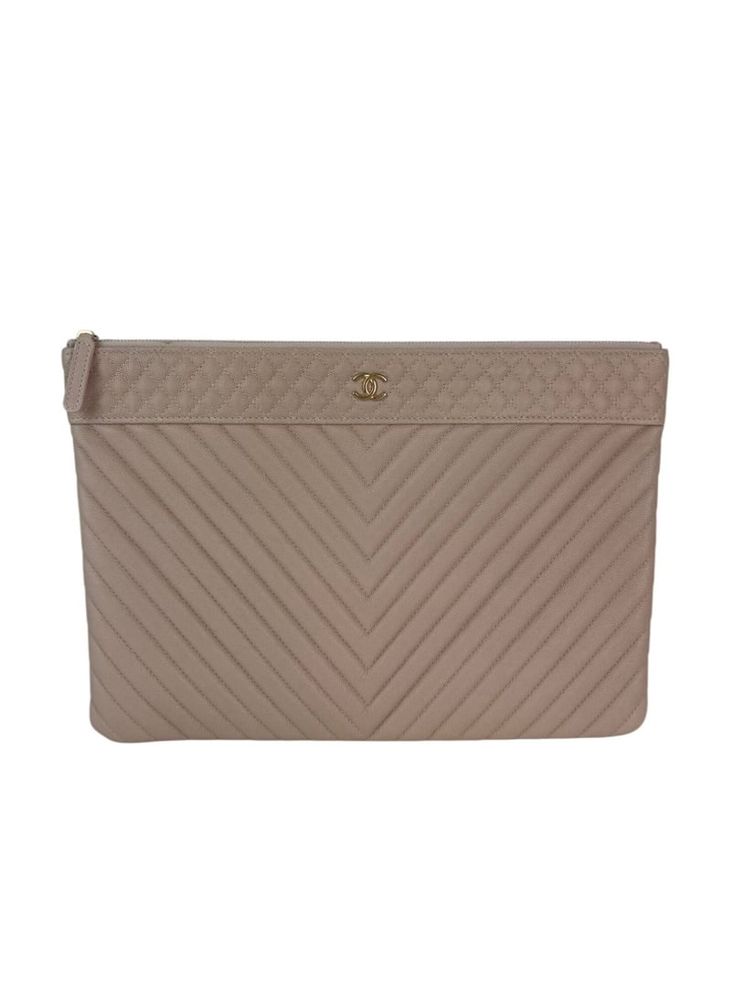 Chanel Caviar Chevron Quilted Large Beige Leather Cosmetic Clutch: Chanel Caviar Chevron Quilted Large Beige Leather Cosmetic Clutch Elevate your accessory collection with this Chanel Caviar Chevron Quilted Large Beige Leather Cosmetic Clutch Bag. This stunning clutc