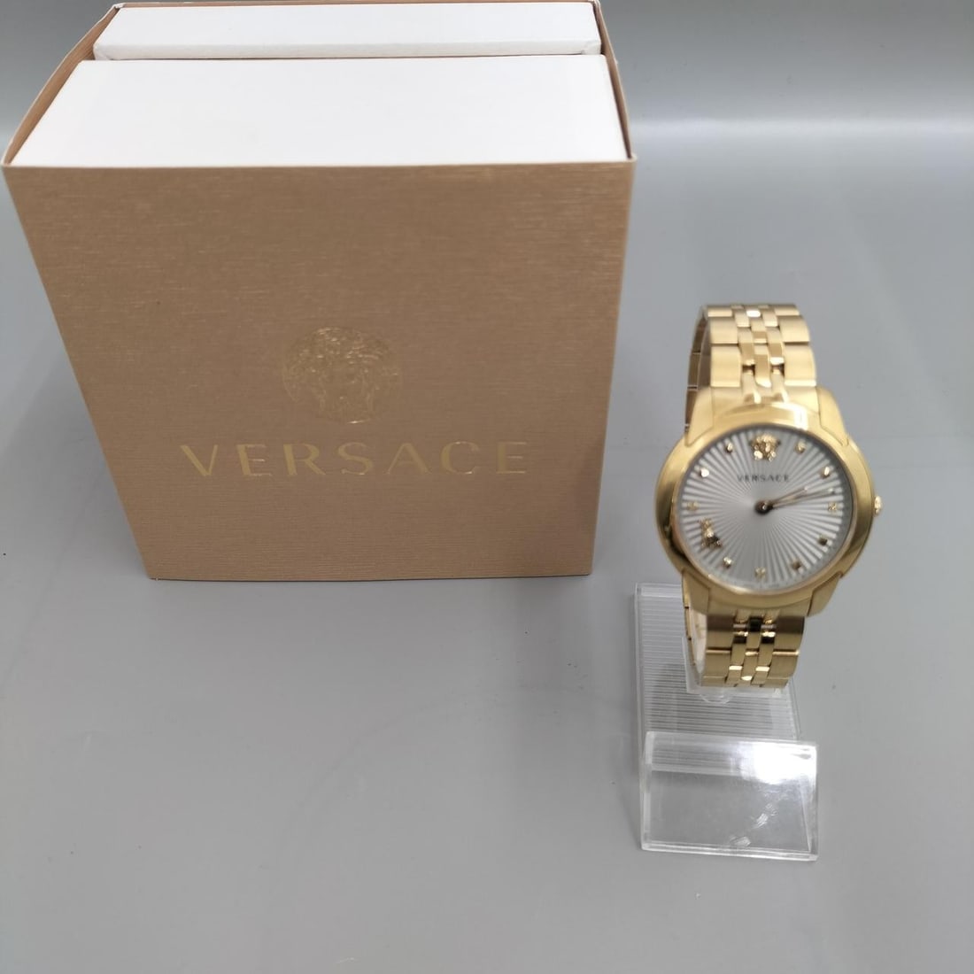 VERSACE VELR01019 Audrey Medusa Unisex Chronograph Wristwatch: VERSACE VELR01019 Audrey Medusa Unisex Chronograph Wristwatch Versace Audrey Medusa Chronograph VELR01019 unisex wristwatch, made in Switzerland. This pre-owned watch features a stainless steel case a