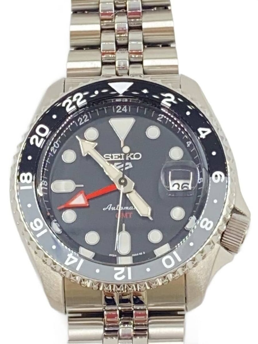 Seiko 5 Sports 4R34 00A0 Silver Men's Wristwatch: Seiko 5 Sports 4R34 00A0 Silver Men's Wristwatch This SEIKO 5 Sports 4R34-00A0 men's wristwatch features a silver-tone design and is crafted in Japan. The watch is pre-owned and shows slight signs of 