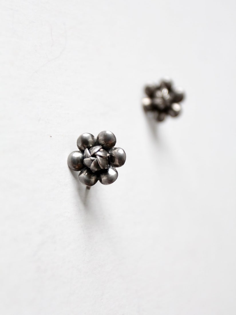 Charming Vintage Sterling Silver Floral Blossom Earrings: Charming Vintage Sterling Silver Floral Blossom Earrings This exquisite pair of vintage sterling silver earrings features a charming floral blossom design, making them a perfect accessory for any occa