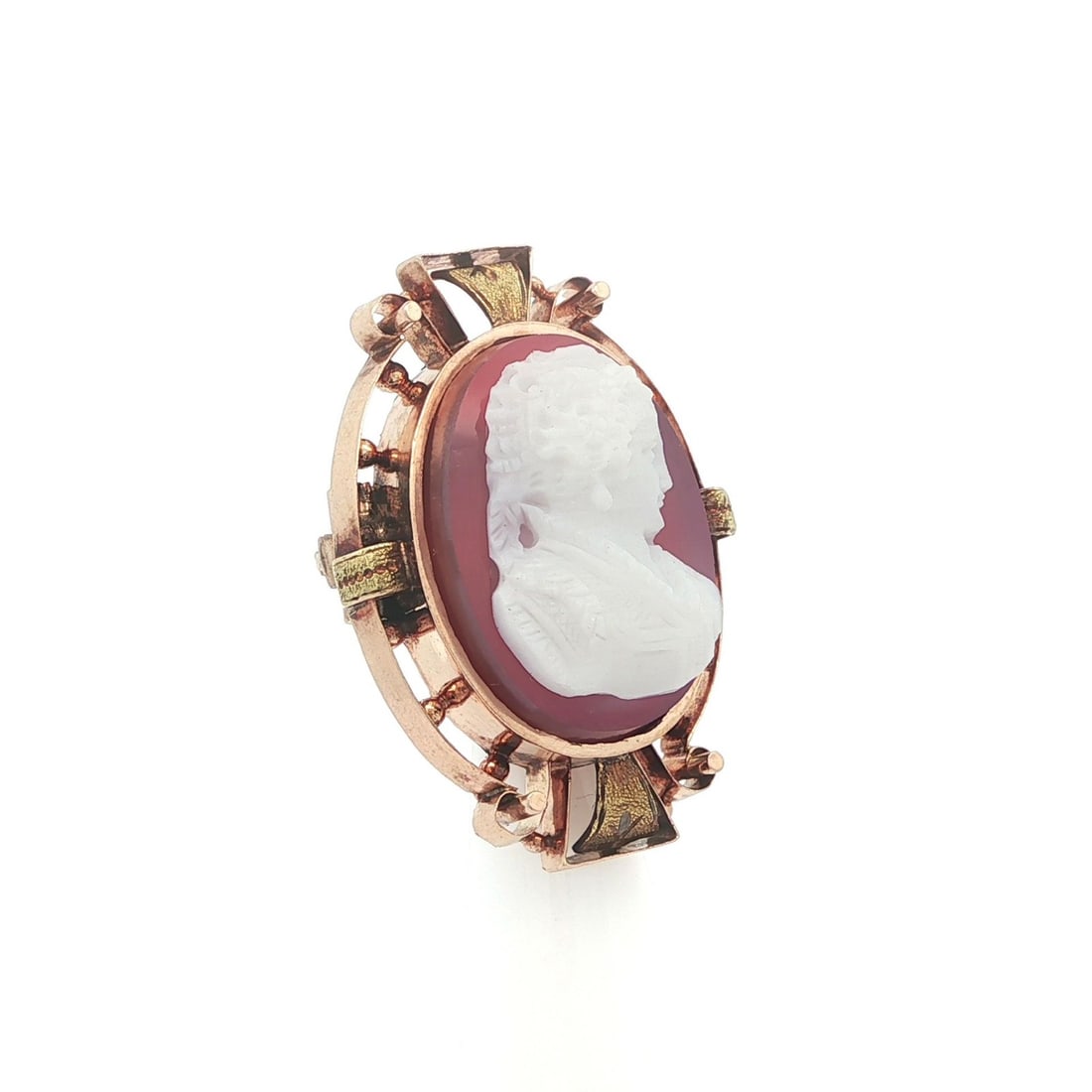 Victorian Era 12k Rose Gold Agate Cameo Brooch Featuring Lady Portrait: Victorian Era 12k Rose Gold Agate Cameo Brooch Featuring Lady Portrait This antique Victorian brooch features a finely carved cameo portrait of a lady, crafted from natural genuine agate in an oval sh