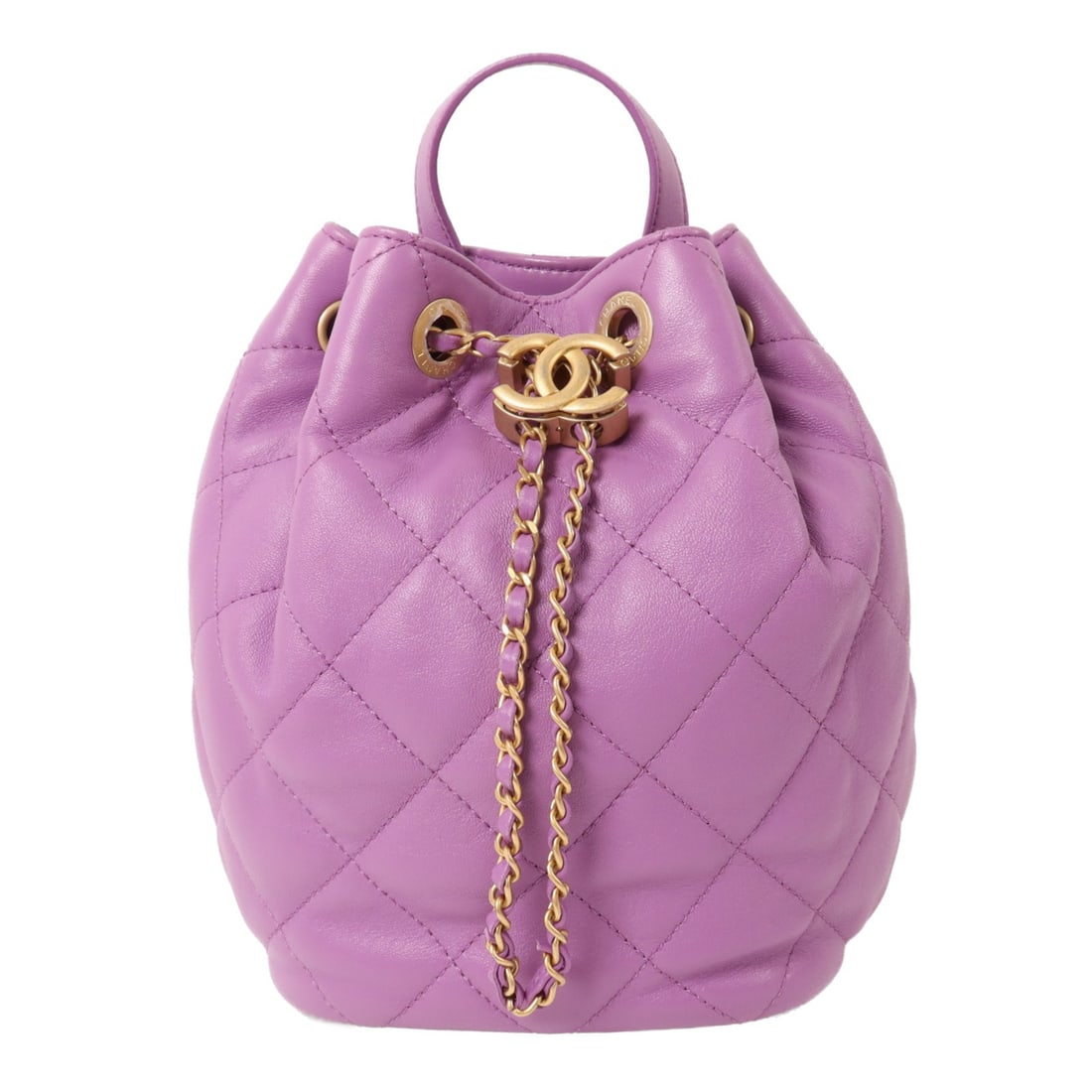 CHANEL AS3211 CC Bucket Backpack Purple Lambskin Chain Strap: CHANEL AS3211 CC Bucket Backpack Purple Lambskin Chain Strap CHANEL CC Bucket Chain Backpack AS3211 in purple lambskin (sheep leather). This bucket-style backpack features a chain strap, an inside car