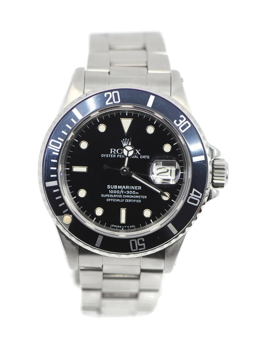 Stainless Steel Rolex Submariner 168000 Wristwatch with Original Box: Stainless Steel Rolex Submariner 168000 Wristwatch with Original Box This Rolex Submariner wristwatch, reference 168000, features a stainless steel case and band with an analog display. Manufactured i