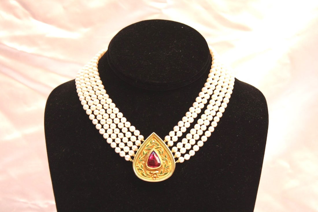 Robert Whiteside 18K Gold Diamond Cultured Pearl Tourmaline Necklace: Robert Whiteside 18K Gold Diamond Cultured Pearl Tourmaline Necklace Presenting a stunning Robert Whiteside necklace crafted from 18k yellow gold, adorned with diamonds and cultured pearls. This excep