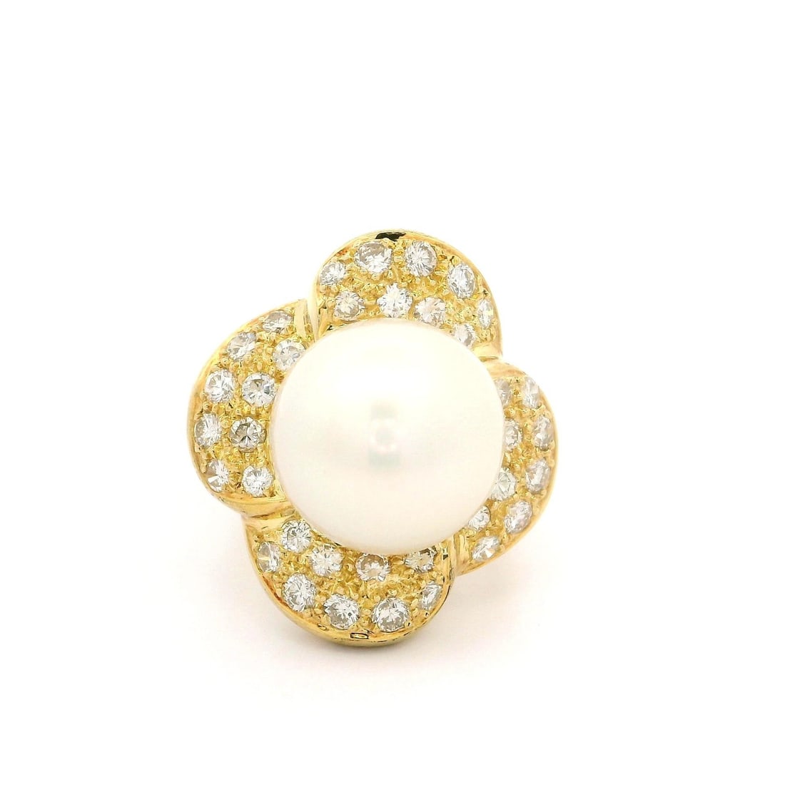 Vintage 18K Yellow Gold Pearl Diamond Flower Cocktail Ring: Vintage 18K Yellow Gold Pearl Diamond Flower Cocktail Ring This exquisite vintage cocktail ring features a stunning 12.75mm natural cultured pearl in a captivating round shape, displaying a beautiful 