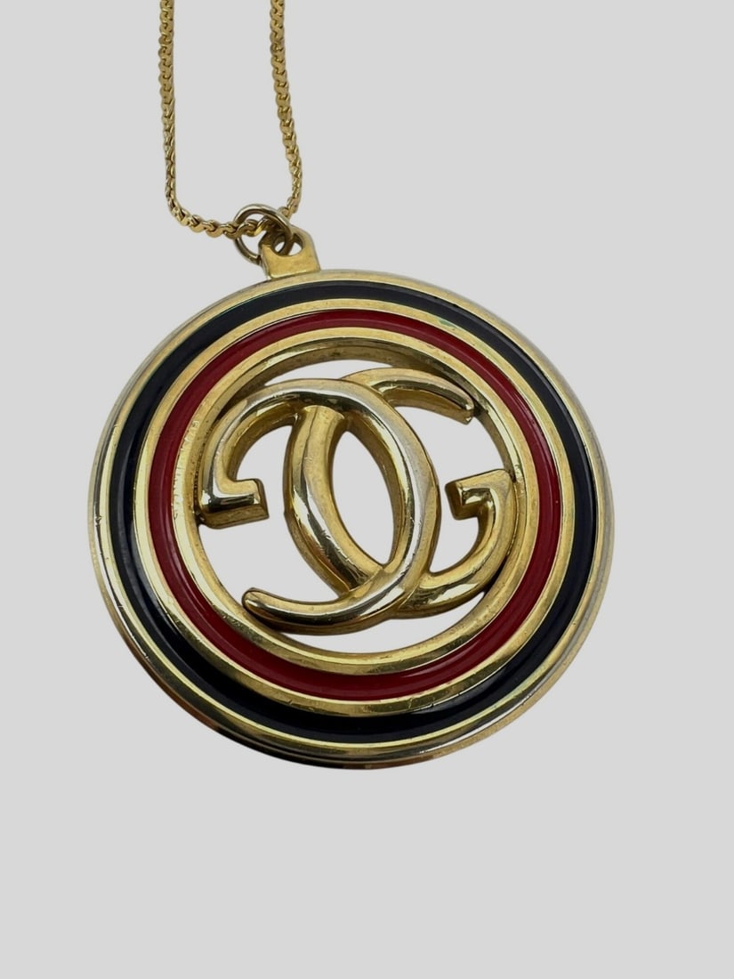Vintage Necklace With Gucci Round Interlocking G Brass Pendant Gold Tone 24 Inch: Vintage Necklace With Gucci Round Interlocking G Brass Pendant Gold Tone 24 Inch This vintage Gucci necklace features a round pendant with the iconic interlocking G design in a gold tone finish. Craft