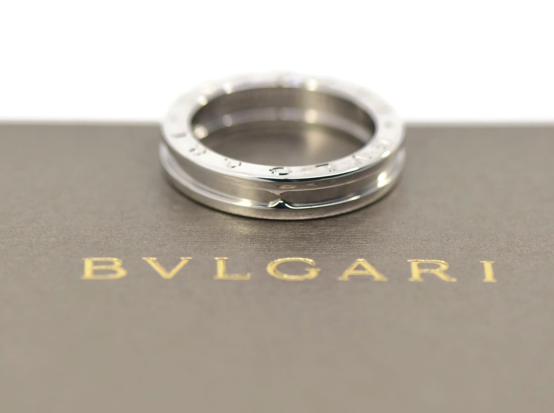 Bvlgari B.zero1 White Gold 18k Band Ring Italian Size 58: Bvlgari B.zero1 White Gold 18k Band Ring Italian Size 58 This Bulgari B.Zero1 ring features a sleek design crafted from 18k white gold. Part of the iconic Bvlgari B.zero1 collection, the ring is prese