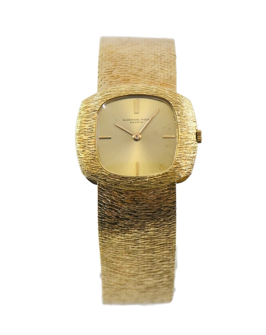 Audemars Piguet 18K Yellow Gold Mechanical Wristwatch: Audemars Piguet 18K Yellow Gold Mechanical Wristwatch This exquisite Audemars Piguet wristwatch features a stunning 18K yellow gold case and band, showcasing a luxurious gold dial for an elegant appea