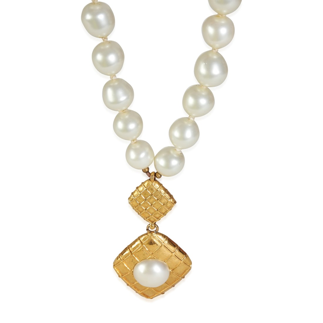 Vintage Chanel Faux Pearl Gold Plated Necklace 16 in: Vintage Chanel Faux Pearl Gold Plated Necklace 16 in Vintage unisex necklace with faux pearls and a gold-plated finish. It features a spring ring clasp, measures 16 in in length, and has a gross weigh