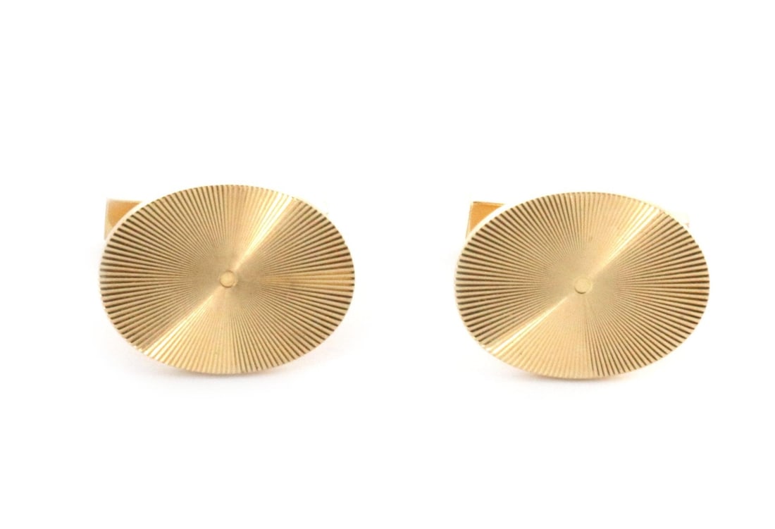 Tiffany & Co. 14k Yellow Gold Fluted Oval Cufflinks: Tiffany & Co. 14k Yellow Gold Fluted Oval Cufflinks This stylish pair of cufflinks is expertly crafted from authentic 14k yellow gold, featuring elegantly fluted oval tops that exude sophistication. D