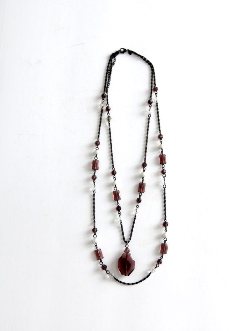 Vintage Double Chain Necklace with Iridescent Purple Pendant: Vintage Double Chain Necklace with Iridescent Purple Pendant This vintage double chain necklace showcases a stylish design with a prominent iridescent purple pendant drop at the center of the outer ch