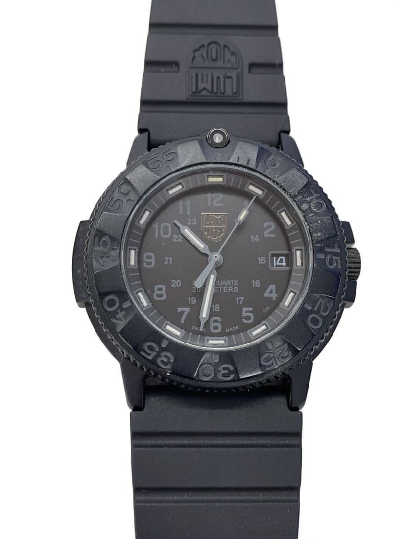 Luminox Navy Seal 3000 Blackout Swiss Rubber Wristwatch: Luminox Navy Seal 3000 Blackout Swiss Rubber Wristwatch This Luminox Navy SEAL 3000 Series Blackout quartz wristwatch is designed for men and features a durable rubber strap. The watch is slightly use