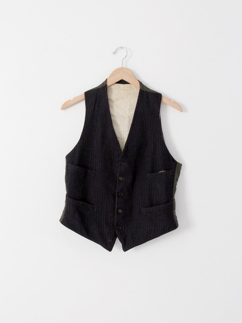 Vintage Early 20th Century Wool Pinstripe Vest Navy Silk Back: Vintage Early 20th Century Wool Pinstripe Vest Navy Silk Back This early 20th century men's vest showcases a classic design crafted from navy wool, complemented by elegant white pinstripes. The front 