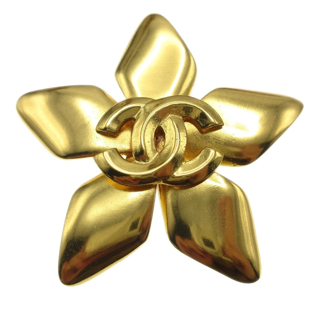 CHANEL CC Gold Plated Brooch Pin France: CHANEL CC Gold Plated Brooch Pin France Chanel brooch pin corsage in gold-plated material, made in France. The piece is described as being in good condition, with exterior condition noted as A and out
