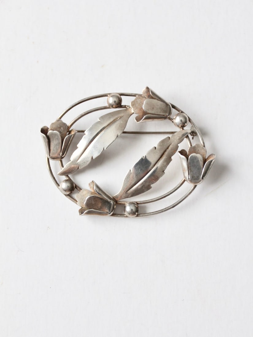 Vintage Sterling Silver Floral Brooch with Safety Clasp: Vintage Sterling Silver Floral Brooch with Safety Clasp Enhance your collection with this exquisite vintage sterling silver brooch, featuring a beautifully crafted design of leafy florals that intertw