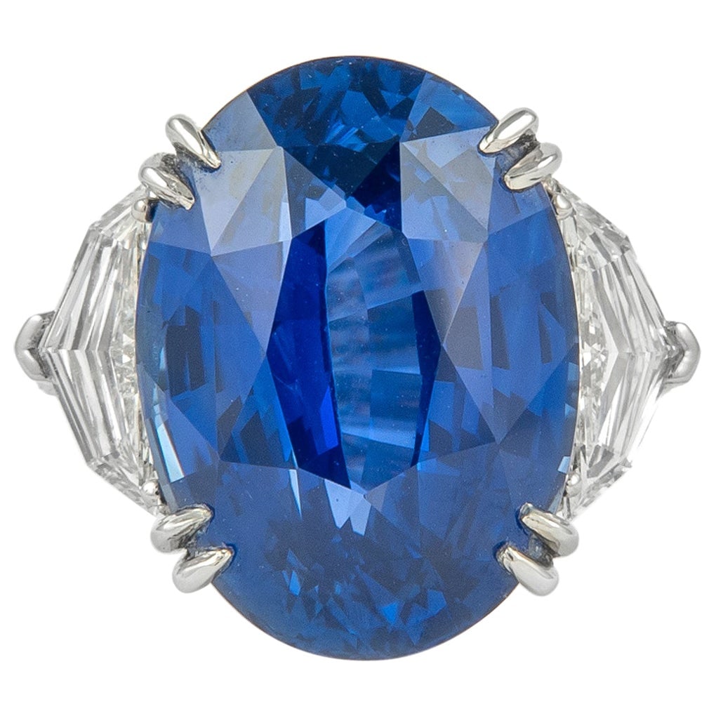 AGL Certified 18.52ct Ceylon Sapphire Diamond Ring Platinum: AGL Certified 18.52ct Ceylon Sapphire Diamond Ring Platinum Presenting a stunning three-stone ring featuring an 18.52 ct AGL certified Ceylon sapphire, complemented by exquisite diamonds. This contemp