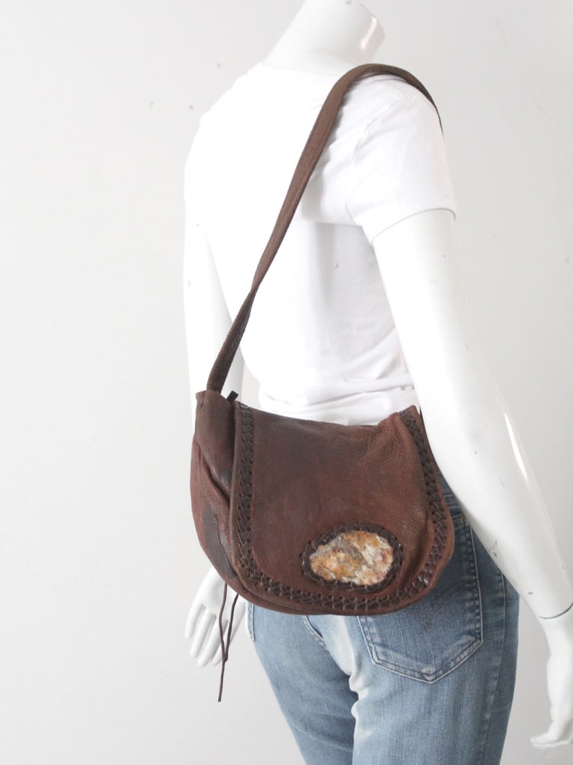 1960s Vintage Boho Leather Shoulder Bag with Agate Stone: 1960s Vintage Boho Leather Shoulder Bag with Agate Stone Discover this exquisite vintage boho leather shoulder bag from the 1960s, designed for style and functionality. This handmade piece features a 