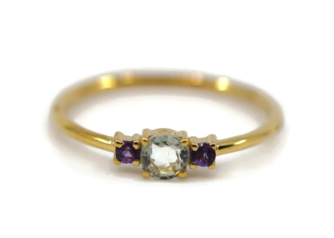 Tous Sapphire 18k Yellow Gold Ring Size 6.5 with Box: Tous Sapphire 18k Yellow Gold Ring Size 6.5 with Box This exquisite ring showcases a stunning sapphire set in luxurious 18k yellow gold, making it a perfect accessory for any occasion. Designed in a c