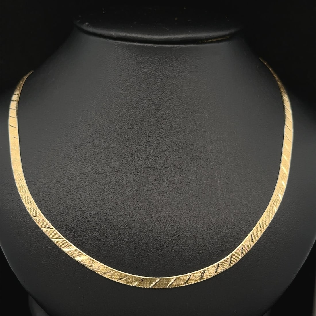 20 Inch 14k Yellow Gold Textured Herringbone Diamond Cut Chain Necklace Italy: 20 Inch 14k Yellow Gold Textured Herringbone Diamond Cut Chain Necklace Italy This Italian chain necklace features a diamond cut, textured flat herringbone link design crafted in solid 14k yellow gold