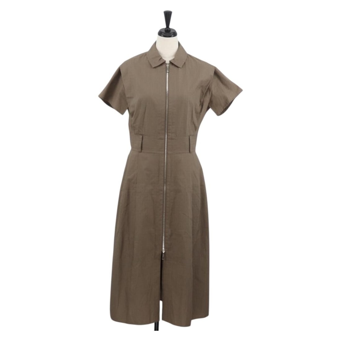 Hermes Granturararara Beige Cotton Women's Shirt Model 3H0544DH: Hermes Granturararara Beige Cotton Women's Shirt Model 3H0544DH This women's shirt by Hermes is crafted from beige cotton and features a classic design. It has a shoulder width of approximately 38 cm 