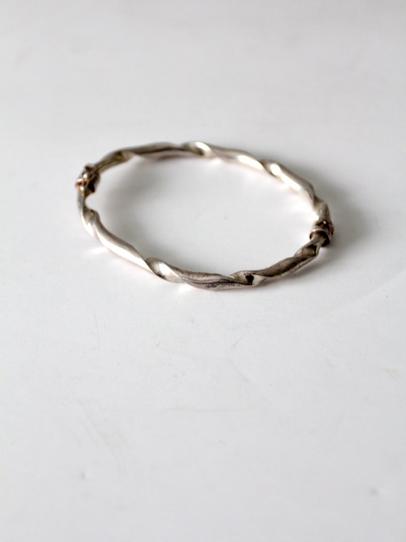 Vintage Twisted Silver Tone Bracelet with Ball Closure 8.25 in: Vintage Twisted Silver Tone Bracelet with Ball Closure 8.25 in This vintage silver tone bracelet showcases a beautiful twisted design crafted from metal. It is equipped with a secure ball and joint cl