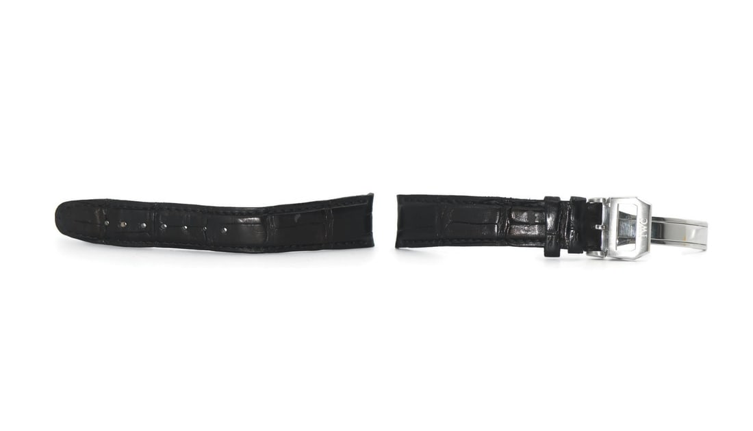 IWC 18mm Black Leather Wristwatch Band Strap: IWC 18mm Black Leather Wristwatch Band Strap Pre-owned IWC wristwatch band in black leather. This strap is made in Switzerland and is designed with an 18 mm band width. Specifications Brand: IWC Type: