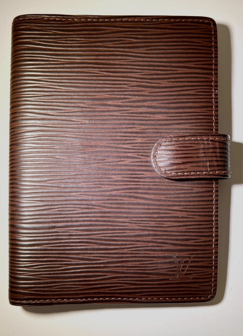 Louis Vuitton Epi Leather Small Agenda Booklet Brown: Louis Vuitton Epi Leather Small Agenda Booklet Brown This Louis Vuitton Brown Epi Small Agenda Booklet is crafted from durable leather in a classic brown shade. Designed for women, it offers timeless 