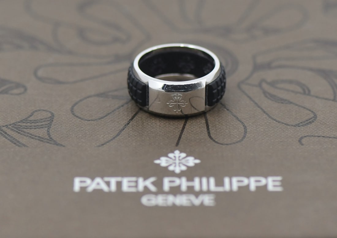 Patek Philippe Aquanaut Luce 18K White Gold Diamond Ring Authentic: Patek Philippe Aquanaut Luce 18K White Gold Diamond Ring Authentic Explore the elegance of the Patek Philippe Aquanaut Luce Diamond Ring, crafted in luxurious 18K white gold. This stunning ring featur
