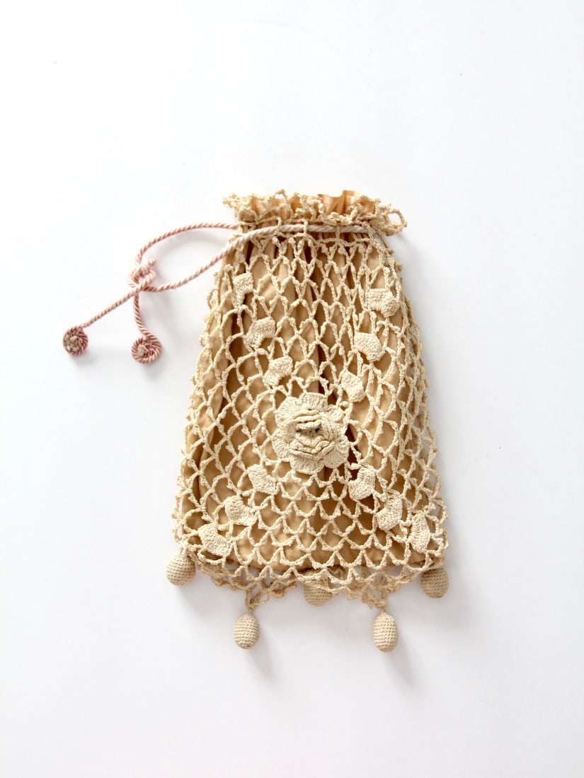 Edwardian Antique Cream Crotchet Reticule Bag with Floral Design: Edwardian Antique Cream Crotchet Reticule Bag with Floral Design Discover the charm of this antique Edwardian era crotchet reticule bag. This exquisite cream handbag showcases a beautiful floral desig