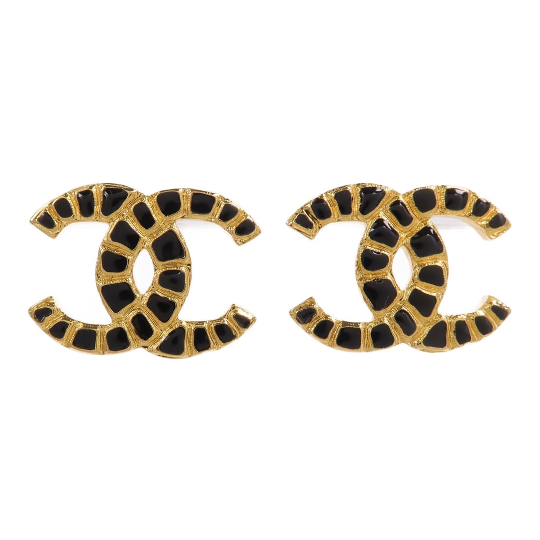 Metal CC Earrings by CHANEL in Black and Gold: Metal CC Earrings by CHANEL in Black and Gold CHANEL CC earrings in metal with a gold and black color combination. The item is in very good AB condition and comes with a storage box. The size is 19 mm