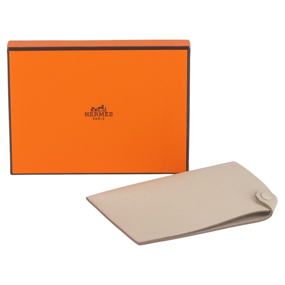 Hermes Tarmac Passport Holder in Nata Epsom with Box: Hermes Tarmac Passport Holder in Nata Epsom with Box Hermes Tarmac passport holder in Nata Epsom leather with a snap closure and palladium-plated detail. Comes with the original box. Condition is un-u