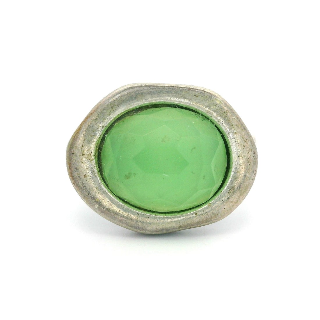 Vintage Sterling Silver Green Quartz Cocktail Ring 6.5: Vintage Sterling Silver Green Quartz Cocktail Ring 6.5 This vintage cocktail ring features a stunning oval checkerboard cut natural green quartz, beautifully bezel set in high-quality sterling silver.