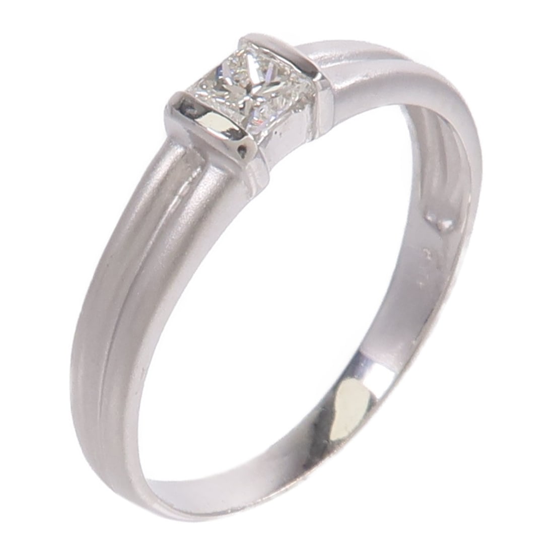 18K White Gold Diamond Ring Size 7 Clear Stone: 18K White Gold Diamond Ring Size 7 Clear Stone A diamond ring in 18K white gold, sized US 7. The ring features a clear diamond motif and has a refined profile with a ring width of 2-3 mm. It is offere