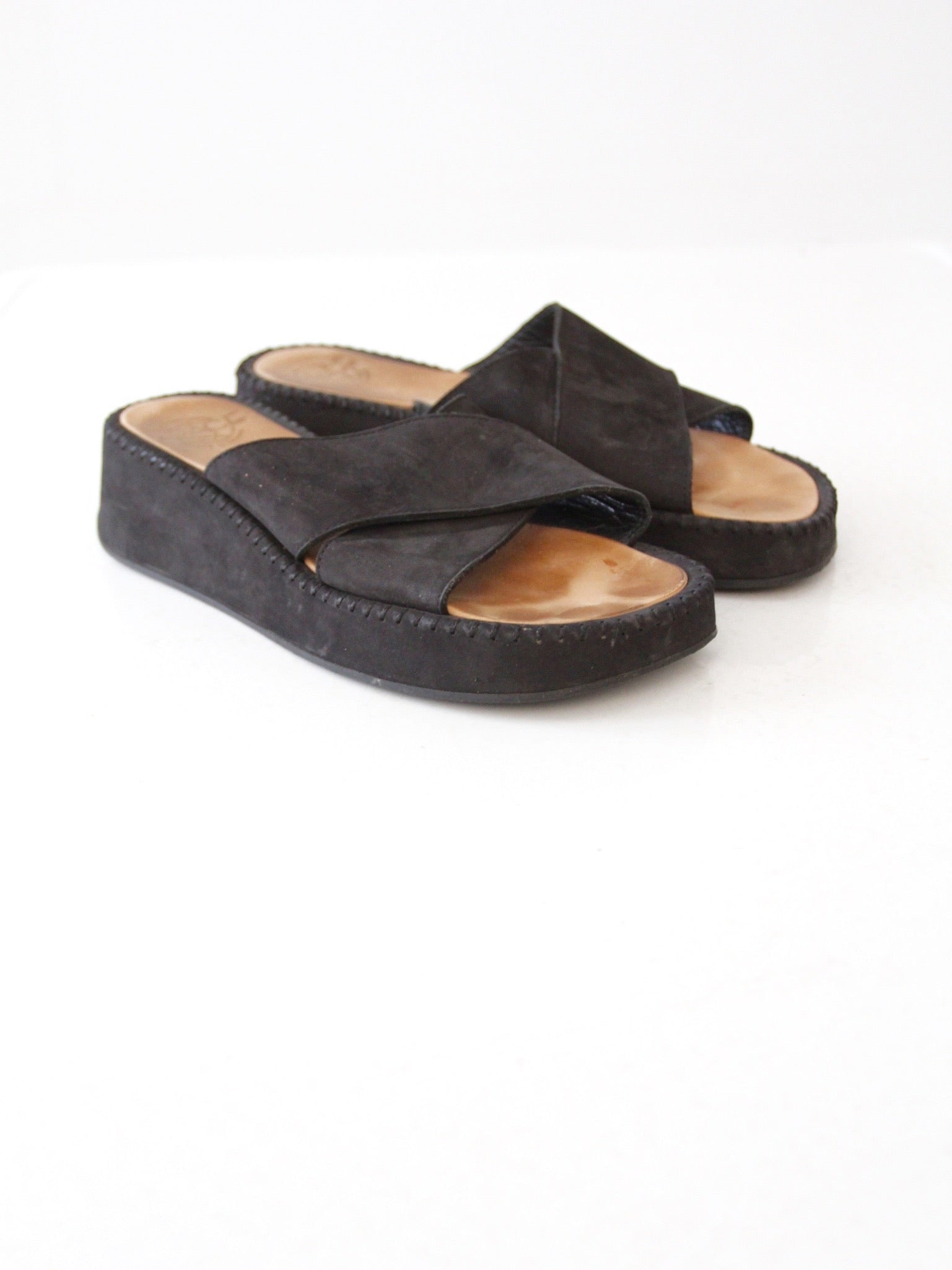 Vintage Espace 90s Black Suede Platform Sandals Size 8: Vintage Espace 90s Black Suede Platform Sandals Size 8 Step out in style with these vintage Espace platform sandals from the 90s. Designed with elegant black suede leather straps, these shoes offer a 