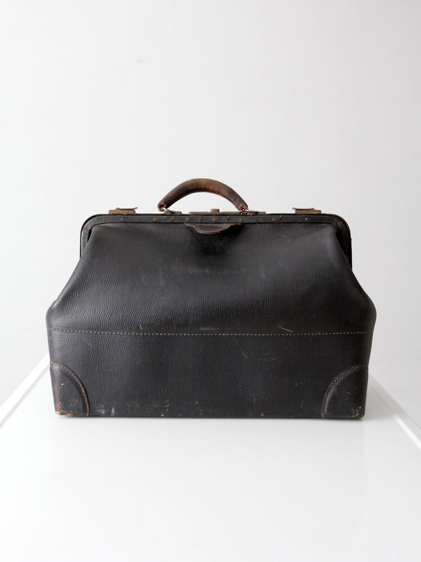Early 1900s Gladstone Medical Case Black Leather Key: Early 1900s Gladstone Medical Case Black Leather Key This antique doctor's bag from the early 20th century features a classic Gladstone form with a hinged steel frame and textured black leather exteri
