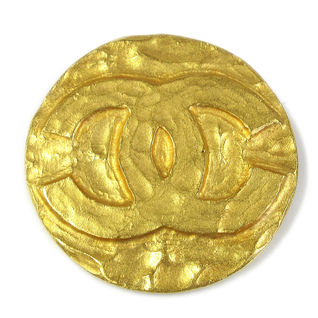 Chanel 94P Gold Tone Medallion Brooch Pin: Chanel 94P Gold Tone Medallion Brooch Pin Vintage Chanel medallion brooch pin in gold-tone metal with a round embossed design and 94P marking. Made in France, this brooch includes its box and is noted