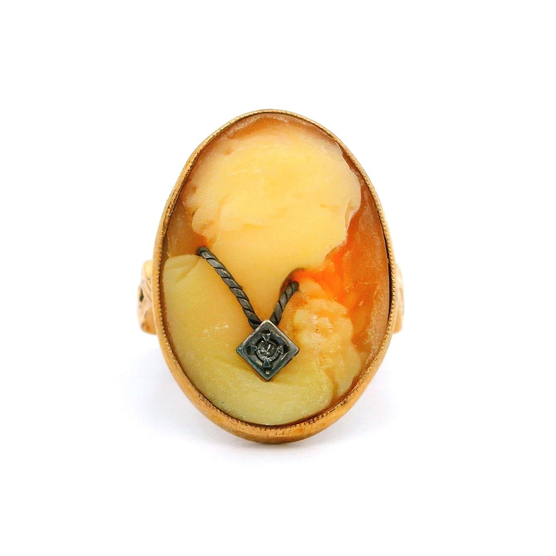 Antique 10k Yellow Gold Cameo Ring Petite Size 2.5: Antique 10k Yellow Gold Cameo Ring Petite Size 2.5 This exquisite antique ring features a delightful oval carved shell cameo, beautifully bezel set within a 10k yellow gold frame. The cameo displays a