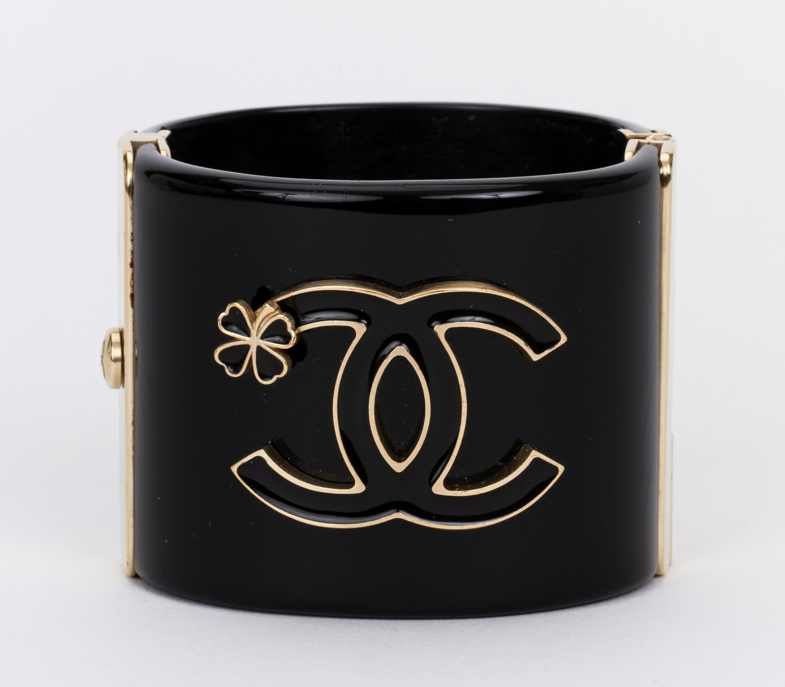 Chanel Black Lucite Hinged Oval Cuff Bracelet CC Logo 2017: Chanel Black Lucite Hinged Oval Cuff Bracelet CC Logo 2017 This exquisite Chanel Black Lucite Hinged Oval Cuff Bracelet is a stunning accessory that showcases the iconic CC logo with a clover design. 
