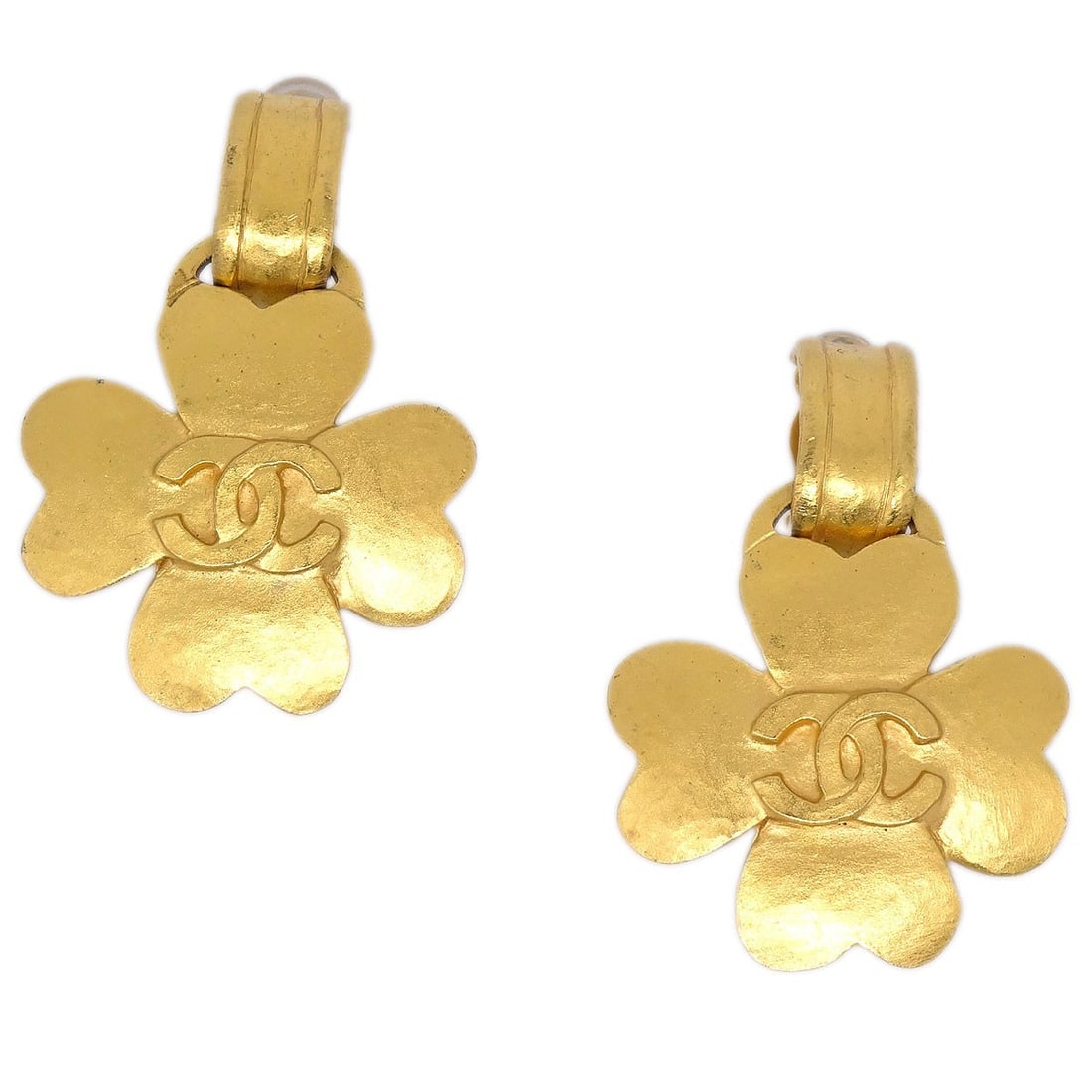 Chanel 95P Clover Clip-On Dangle Earrings Gold Plated: Chanel 95P Clover Clip-On Dangle Earrings Gold Plated Chanel clip-on dangle earrings in a gold plated finish with a clover motif. Marked 95P and made in France, this pair shows reasonable wear from us