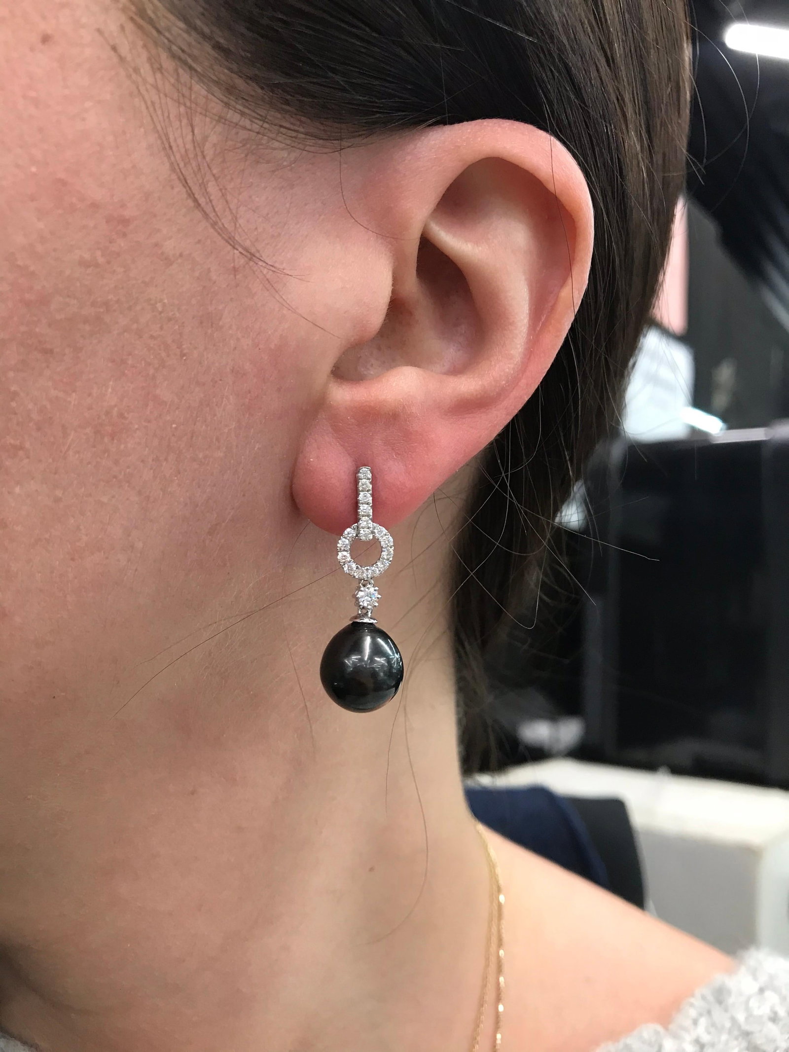 Harbor Diamonds Tahitian Pearl Diamond Drop Earrings 18K White Gold 0.61 Carat: Harbor Diamonds Tahitian Pearl Diamond Drop Earrings 18K White Gold 0.61 Carat Elevate your elegance with these stunning Tahitian Pearl Diamond Drop Earrings, crafted in luxurious 18K white gold. Thes
