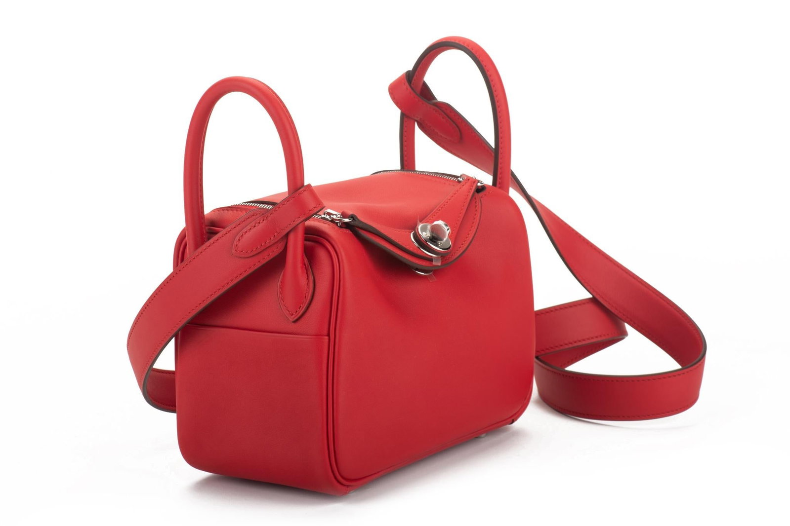 Hermes Mini Lindy Rouge De Coeur Swift Bag with Palladium Hardware: Hermes Mini Lindy Rouge De Coeur Swift Bag with Palladium Hardware Discover the elegance of the Hermes Mini Lindy bag in a striking Rouge De Coeur color, crafted from luxurious swift leather. This des