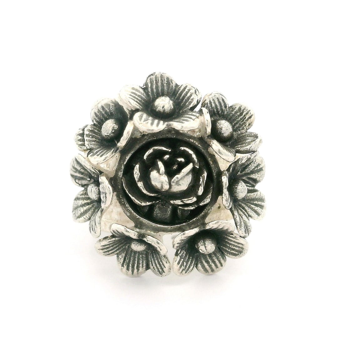Sterling Silver 3D Flower Cluster Cocktail Ring Size 7.5: Sterling Silver 3D Flower Cluster Cocktail Ring Size 7.5 This stunning cocktail ring features a 3D detailed flower cluster design, crafted from high-quality sterling silver. The ring showcases wide gr