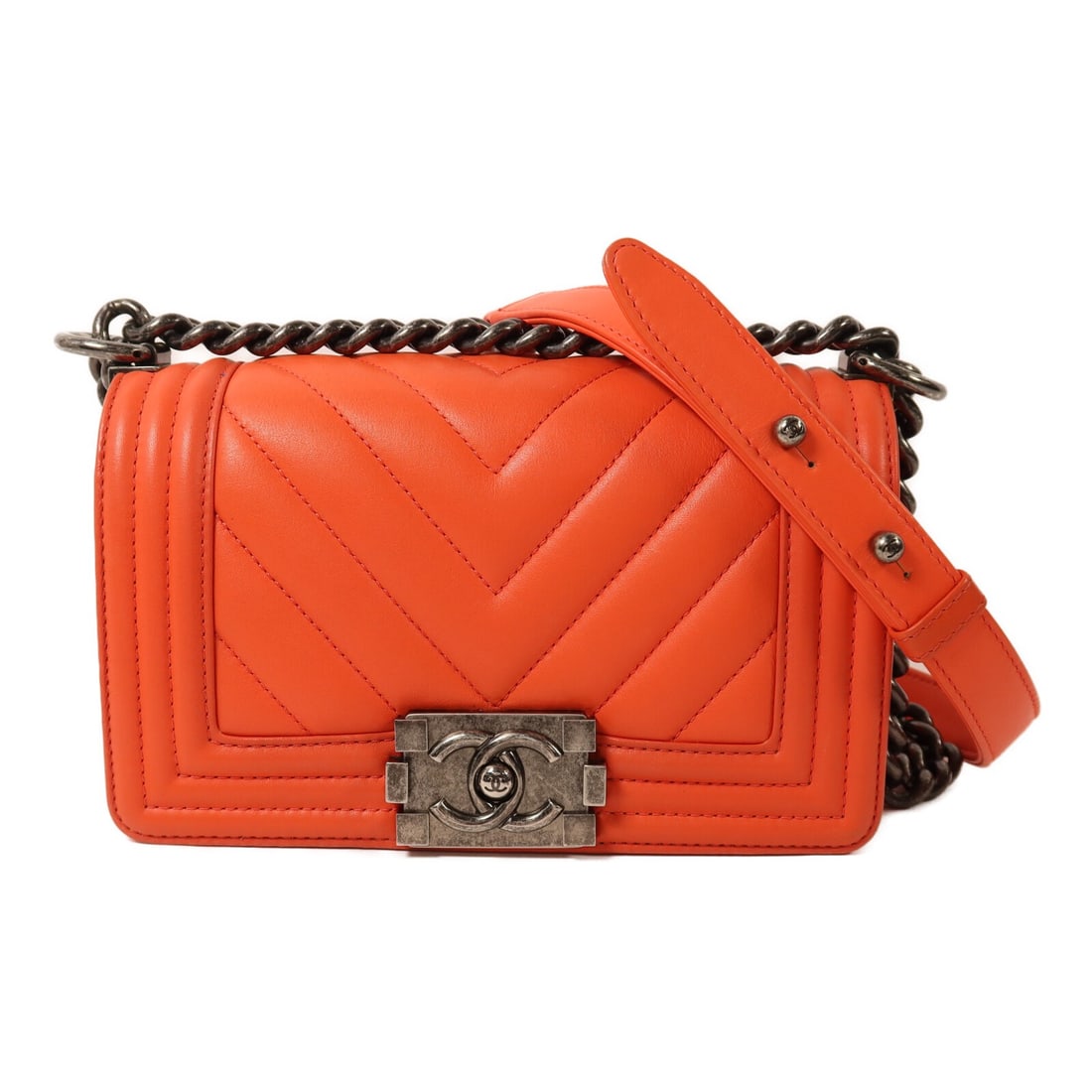 CHANEL Boy 20 A67085 Shoulder Bag Red Orange Calfskin SHW: CHANEL Boy 20 A67085 Shoulder Bag Red Orange Calfskin SHW CHANEL CC SHW Boy 20 Chain Shoulder Bag, model A67085, made from calfskin (cowhide) leather. It features a red and orange color presentation, 