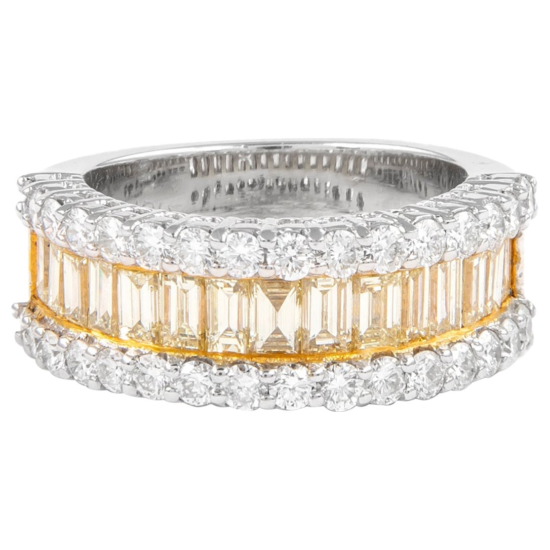 2.80ct Baguette Yellow Diamond Ring 18k Gold: 2.80ct Baguette Yellow Diamond Ring 18k Gold This exquisite 2.80ct Round & Baguette Yellow Diamond Ring features a stunning combination of round brilliant and baguette cut diamonds, elegantly set in a