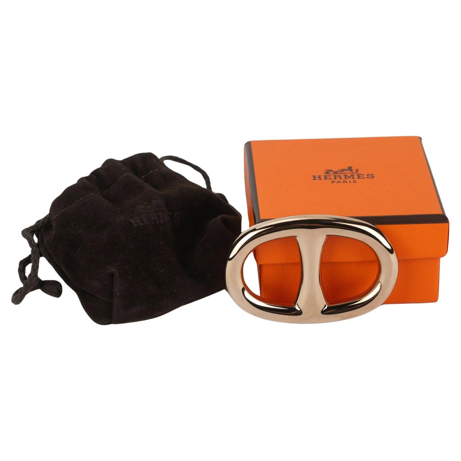 Hermes Gold Tone Scarf Ring with Box and Dustcover: Hermes Gold Tone Scarf Ring with Box and Dustcover Elevate your scarf collection with this exquisite Hermes gold tone scarf ring, designed for effortless elegance. This luxurious accessory features a 