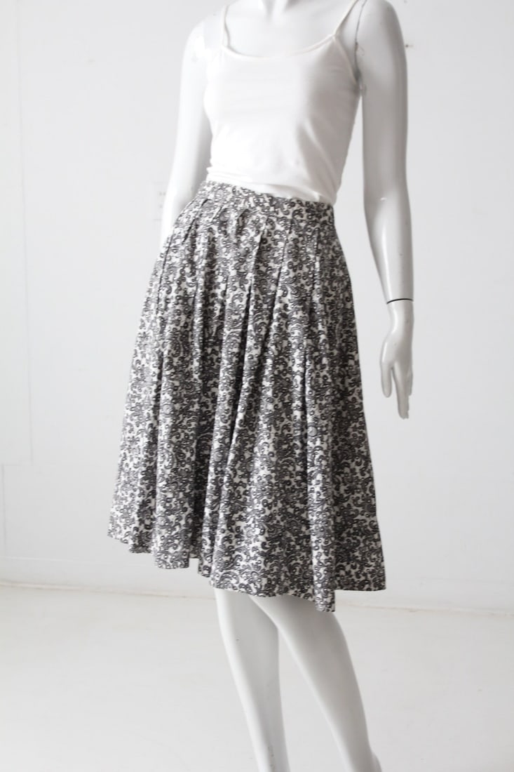 Black and White Paisley Print Vintage Full Circle Skirt with Zipper Waist: Black and White Paisley Print Vintage Full Circle Skirt with Zipper Waist This vintage circle skirt features a full silhouette in a classic black and white paisley print. It falls just below the knee 