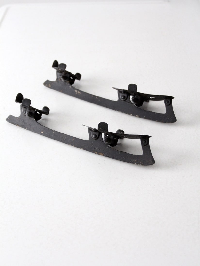 Vintage Union Hardware Clamp-On Ice Skates No 1624 with Clover Cutouts: Vintage Union Hardware Clamp-On Ice Skates No 1624 with Clover Cutouts This pair of vintage Union Hardware clamp-on ice skates, dating from the early 1900s to the 1930s, showcases a classic design wit