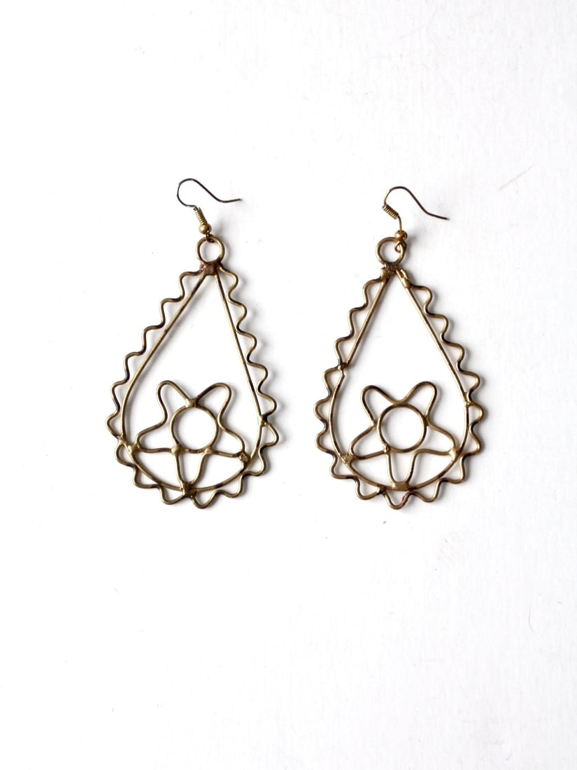 Vintage Brass Southwestern Boho Teardrop Dangle Earrings: Vintage Brass Southwestern Boho Teardrop Dangle Earrings Enhance your accessory collection with these Vintage Brass Boho Drop Earrings. Featuring a unique teardrop shape with wavy scallop edges and a 