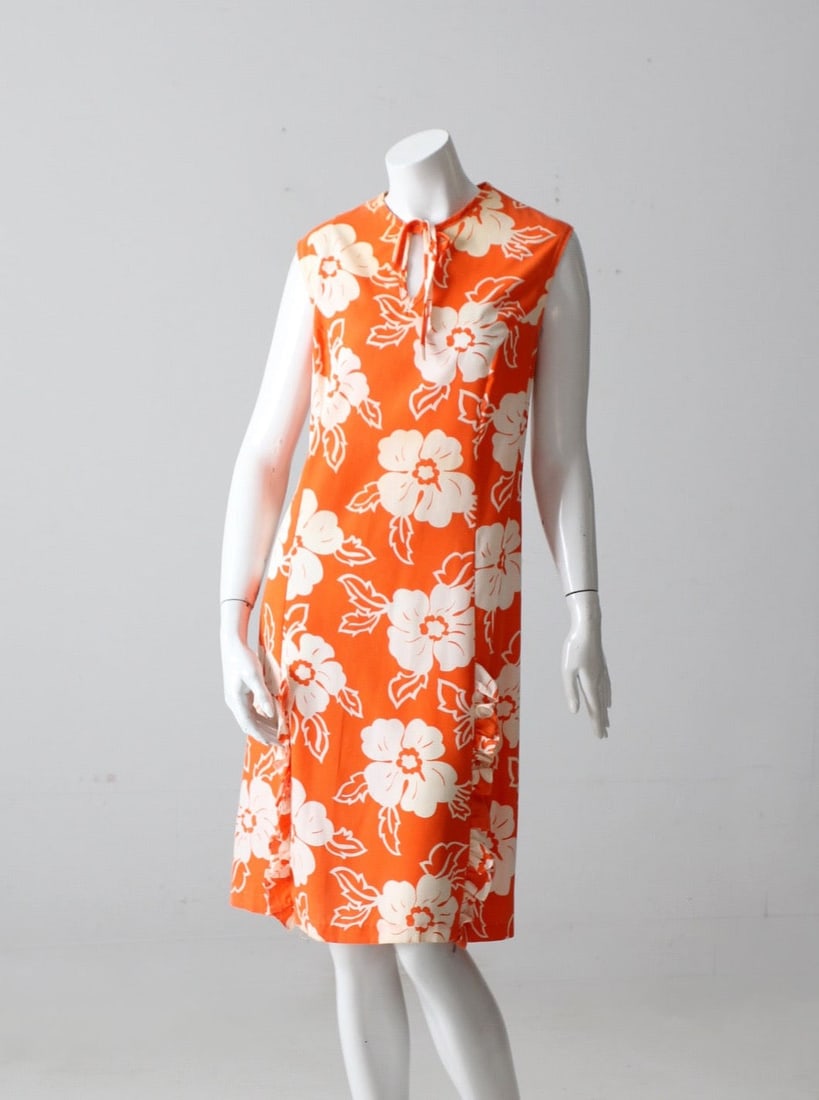 1960s Vintage Orange Floral Shift Dress with Keyhole Detail: 1960s Vintage Orange Floral Shift Dress with Keyhole Detail Step back in time with this delightful vintage 1960's floral dress. Crafted in a vibrant orange, this shift dress showcases a charming white