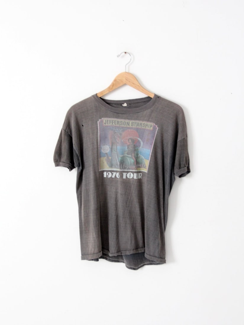 Vintage Jefferson Starship 1976 Tour T-Shirt Spitfire Artwork: Vintage Jefferson Starship 1976 Tour T-Shirt Spitfire Artwork Celebrate the legacy of rock music with this vintage Jefferson Starship t-shirt, a true piece of memorabilia from their iconic 1976 tour. 